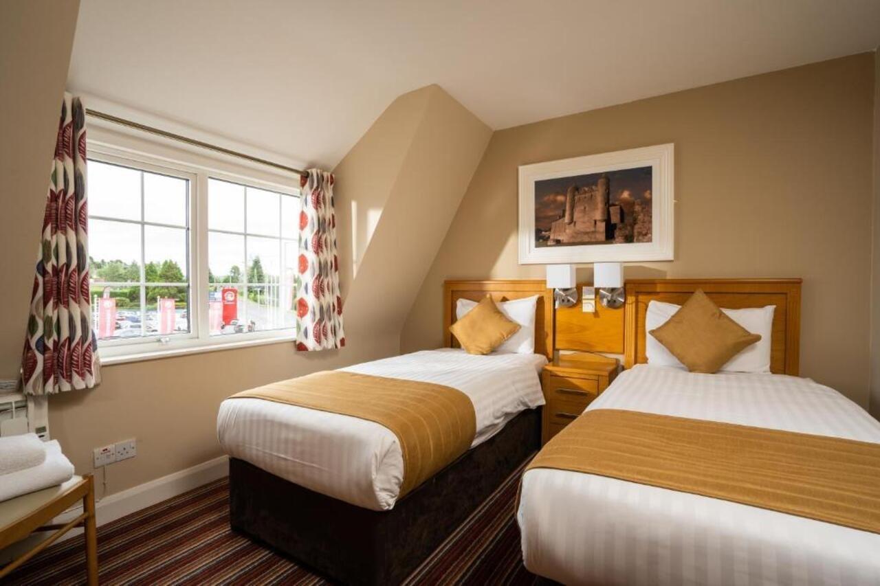 Отель Belmore Court & 4*