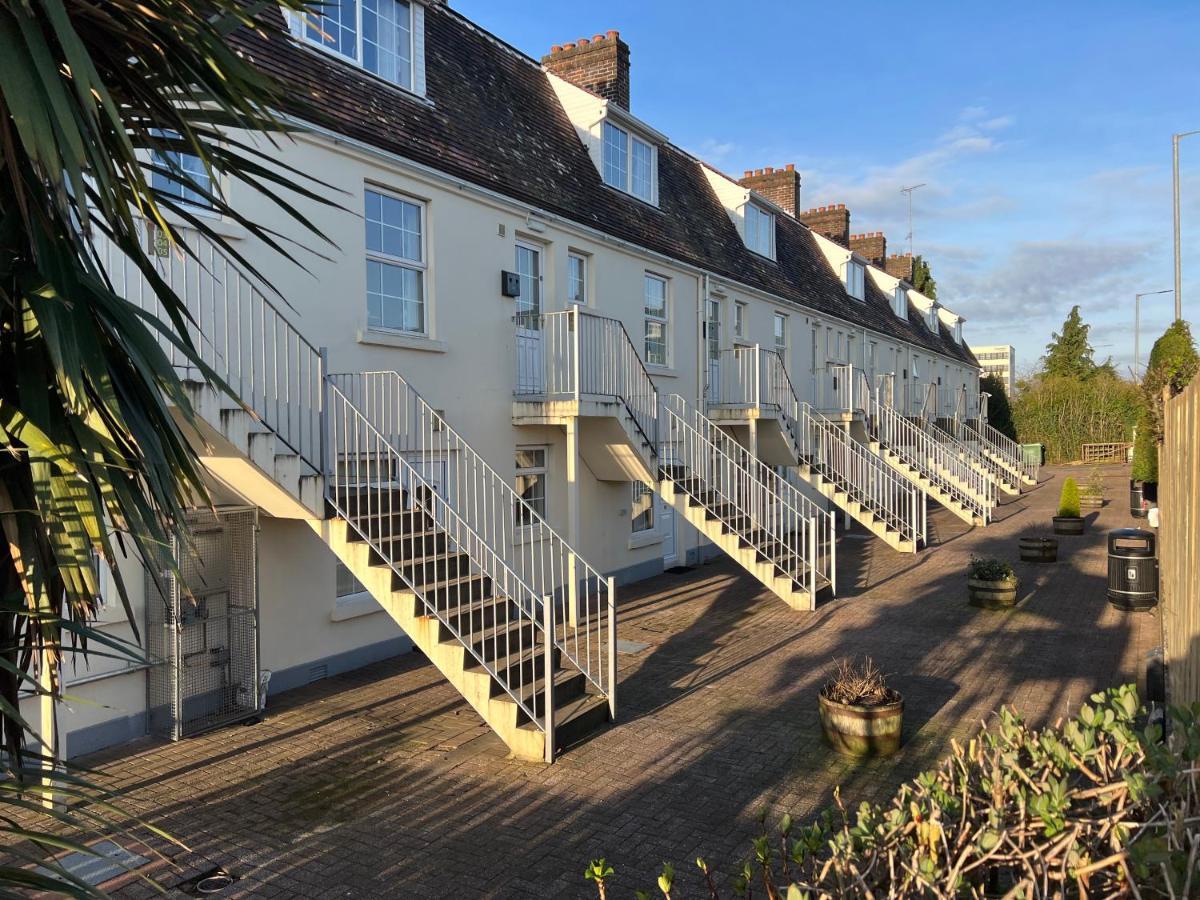 Belmore Court & 4*