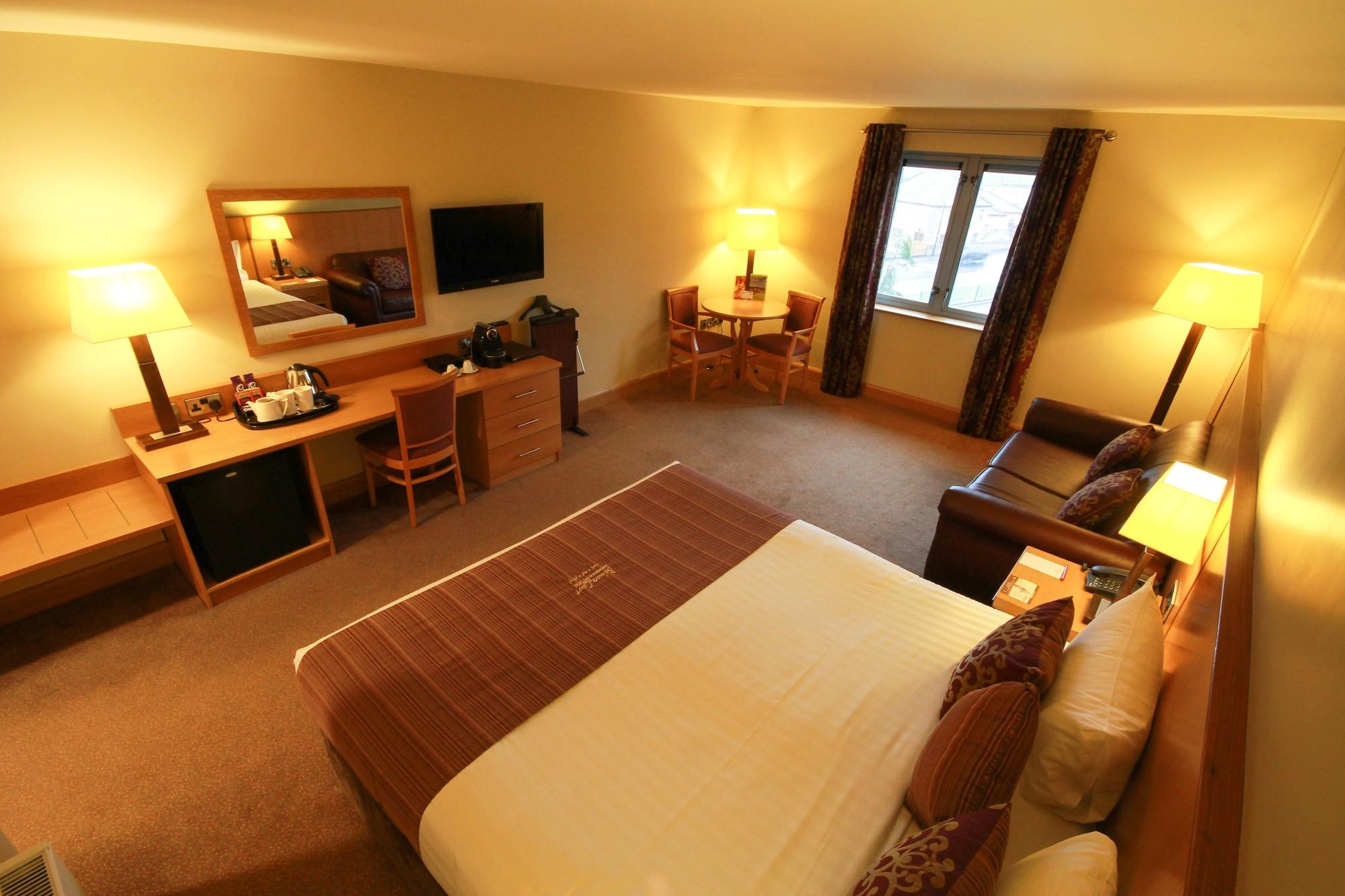 Belmore Court & 4*