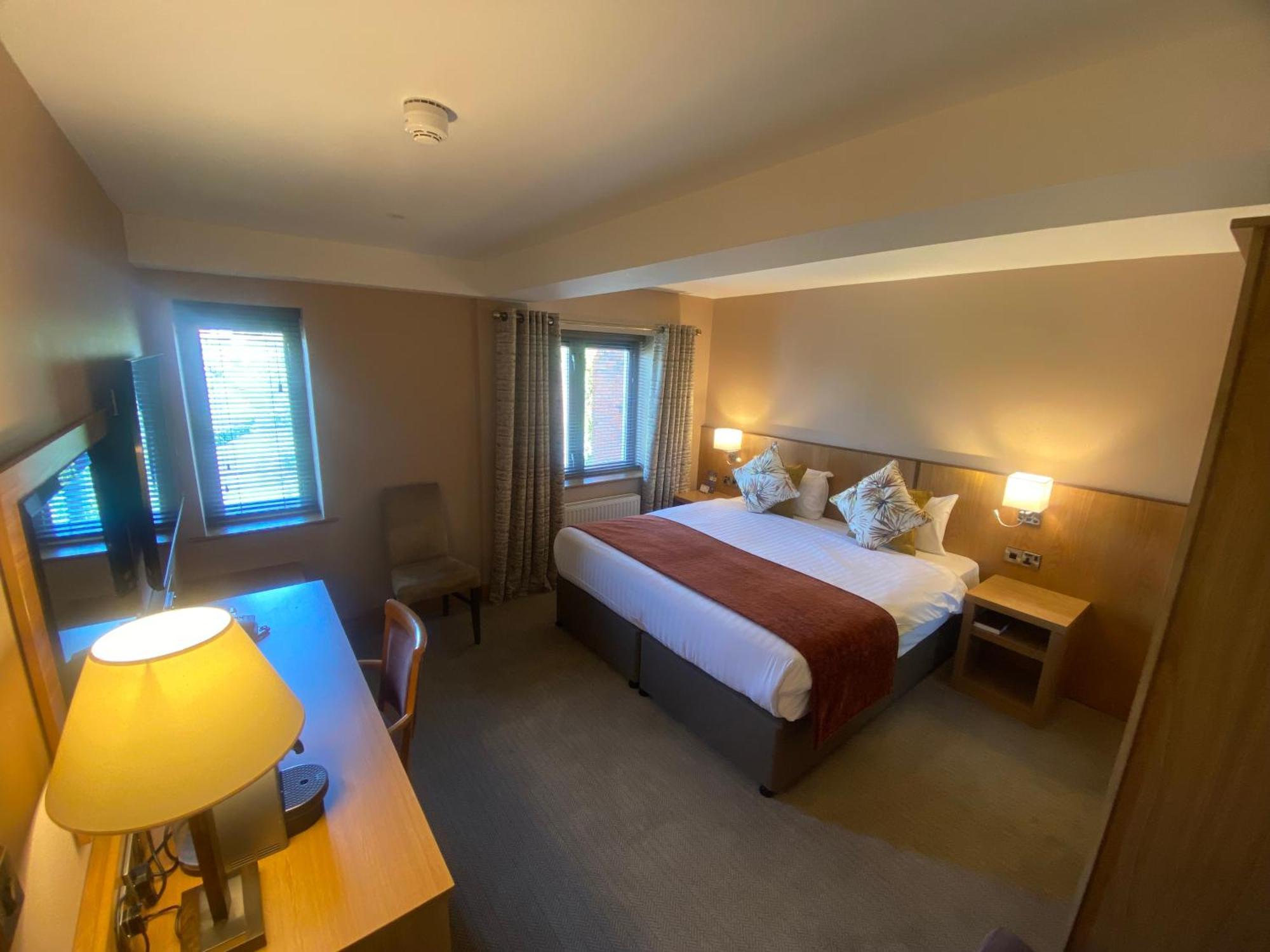 Hotel Belmore Court &