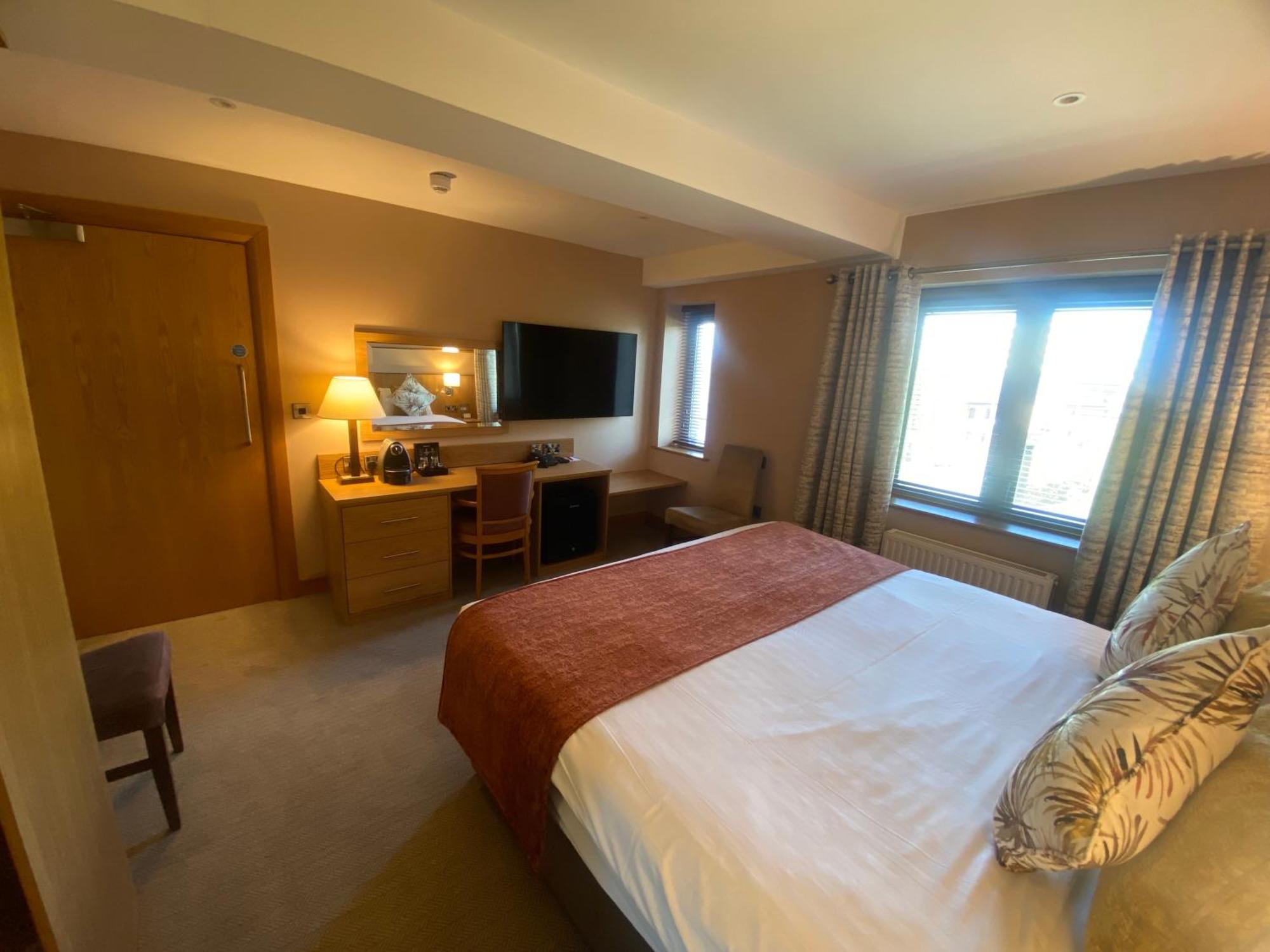 Belmore Court & Hotel 4*